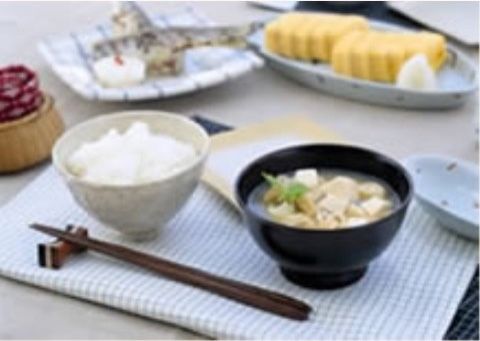 「御所南マリアヴィラ」お食事。手前にご飯とお味噌汁、奥に卵焼きと焼き魚が配膳されています。