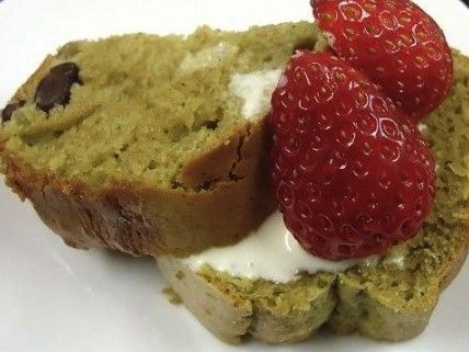 パウンドケーキの上にイチゴをのせたおやつ