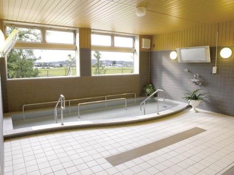 広い浴槽のベストケアレジデンス羽衣の浴室