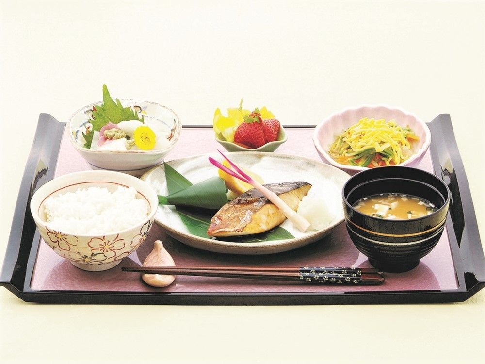 葉っぱや花が料理に飾られている、料亭のような雰囲気の食事