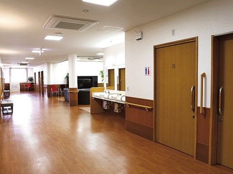 トイレや洗面台を設置したベストケアレジデンス悠仁の廊下
