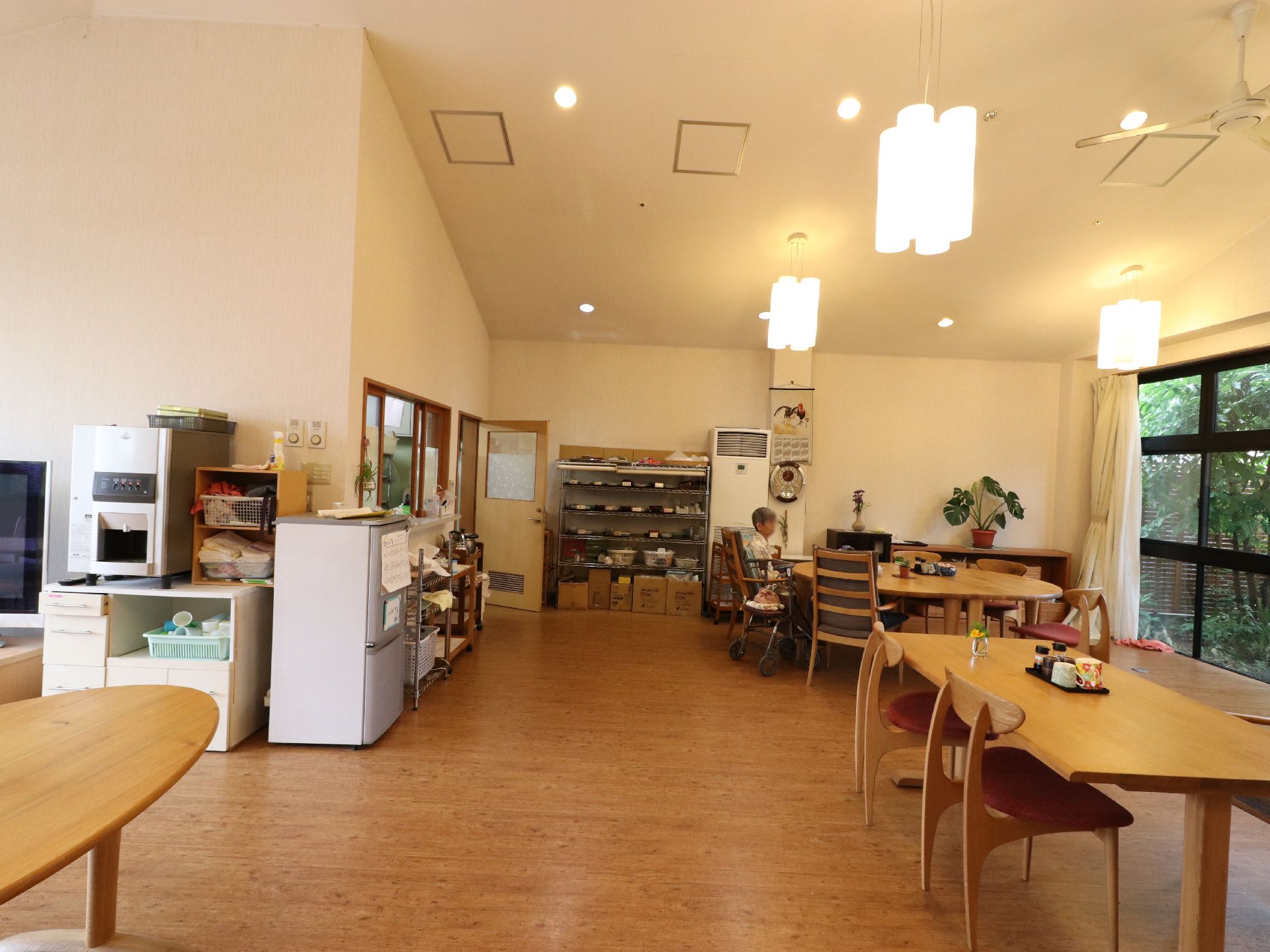 リビングにはテーブルとイスが設置されている。