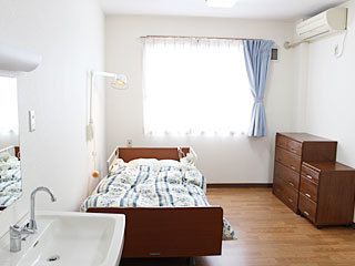 居室にはベッドとタンスがある。