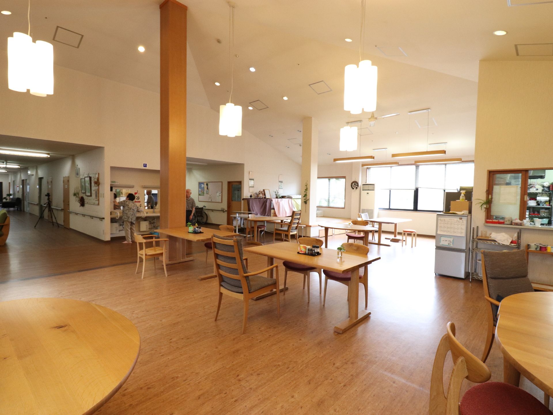 広いスペースに配置された各テーブルは十分すぎるほどの余裕があり利用者同士の接触や衝突などのアクシデントを防ぐことが出来る。