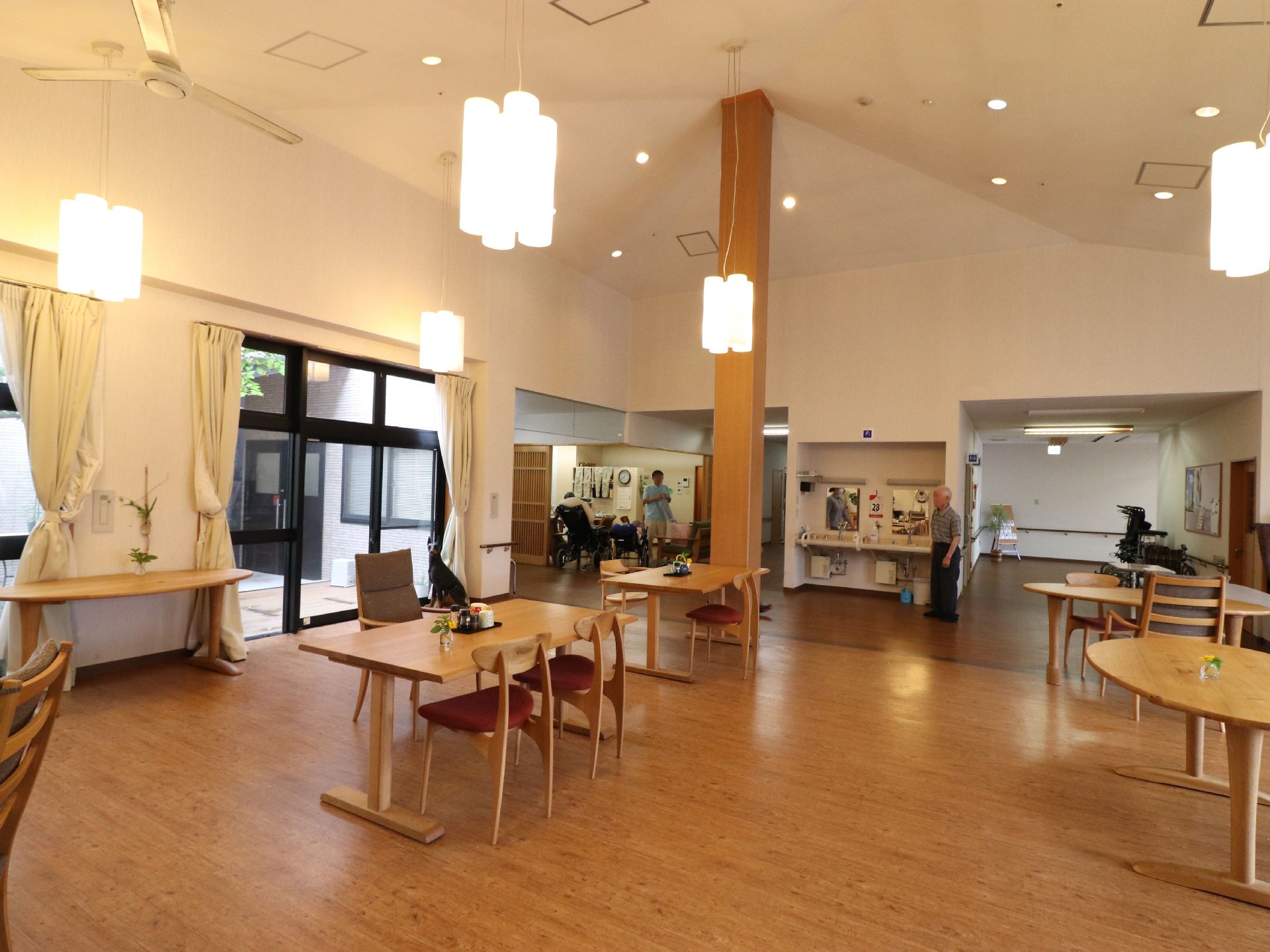 食堂は通路との仕切りがなく遠くまで見渡せる空間なので広範囲により多くの利用者の様子を把握し見守ることができる。