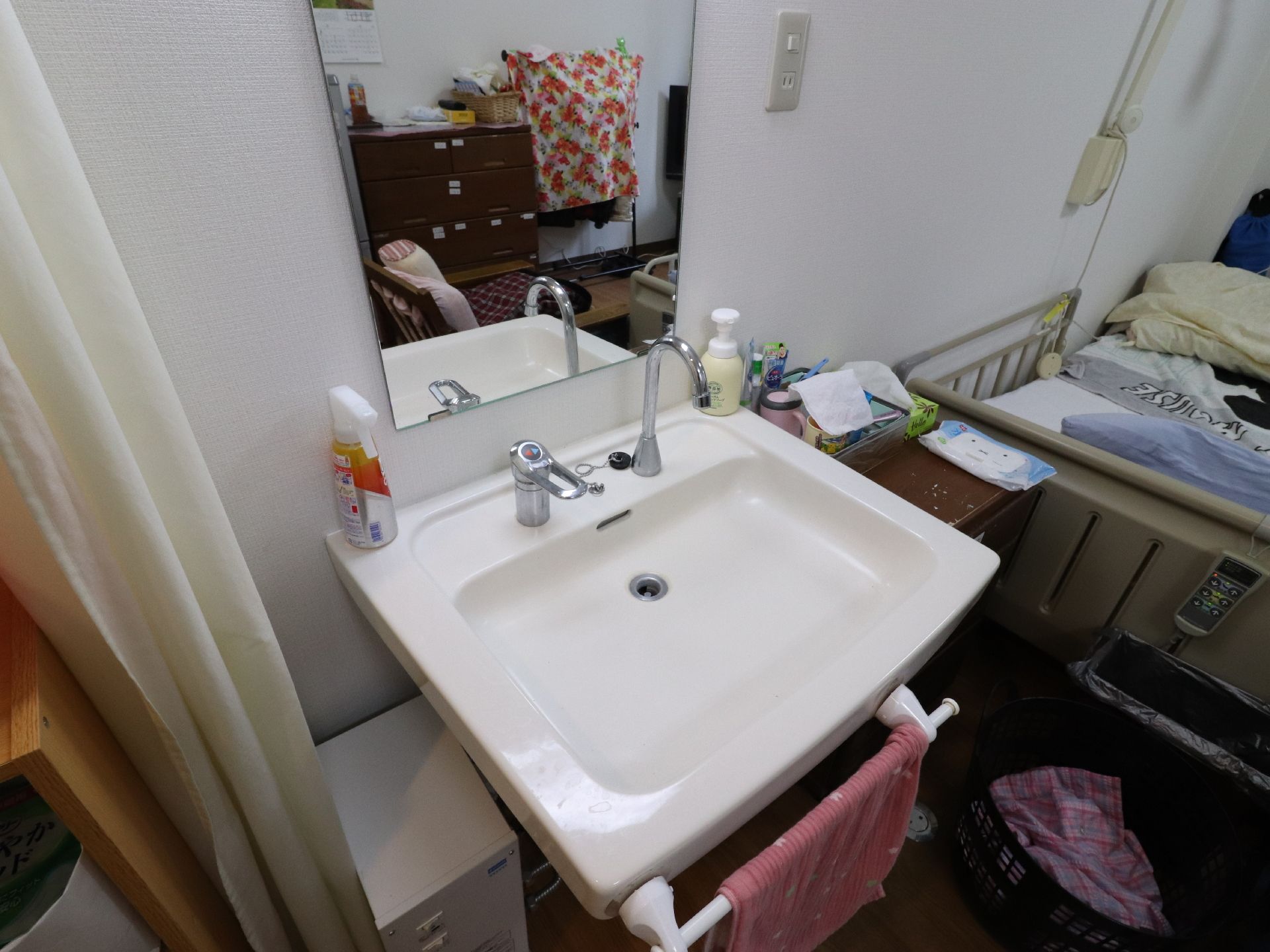 こちらのタイプの部屋では寝室内にもシンクがあり多機能。色々と便利に生活できる仕様の部屋になっている。