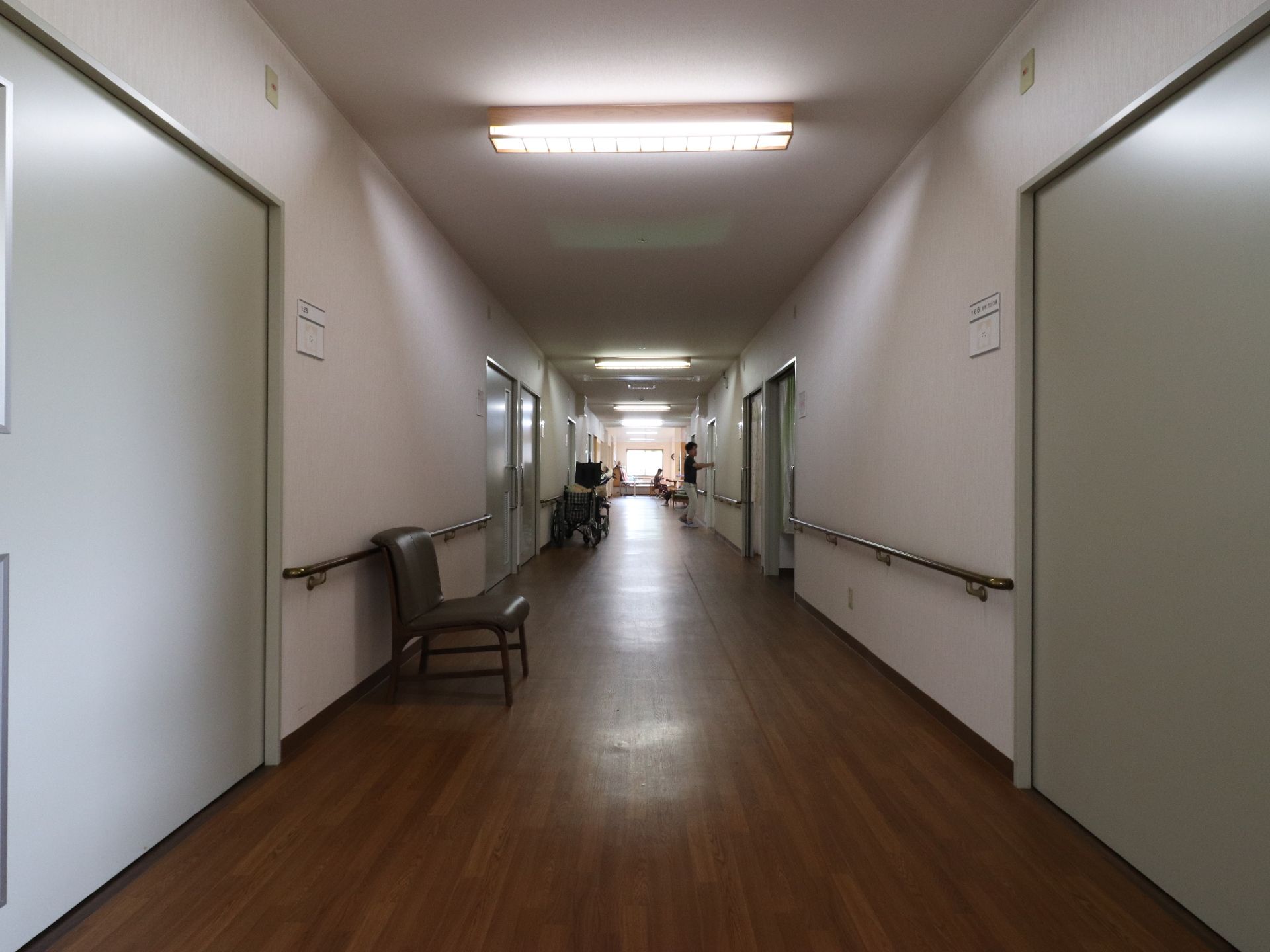 明るく広い通路は段差などもなくいくつかの休憩用の椅子もあり壁全面に据え付けられた手すりなども使って安全な移動が可能になっている。