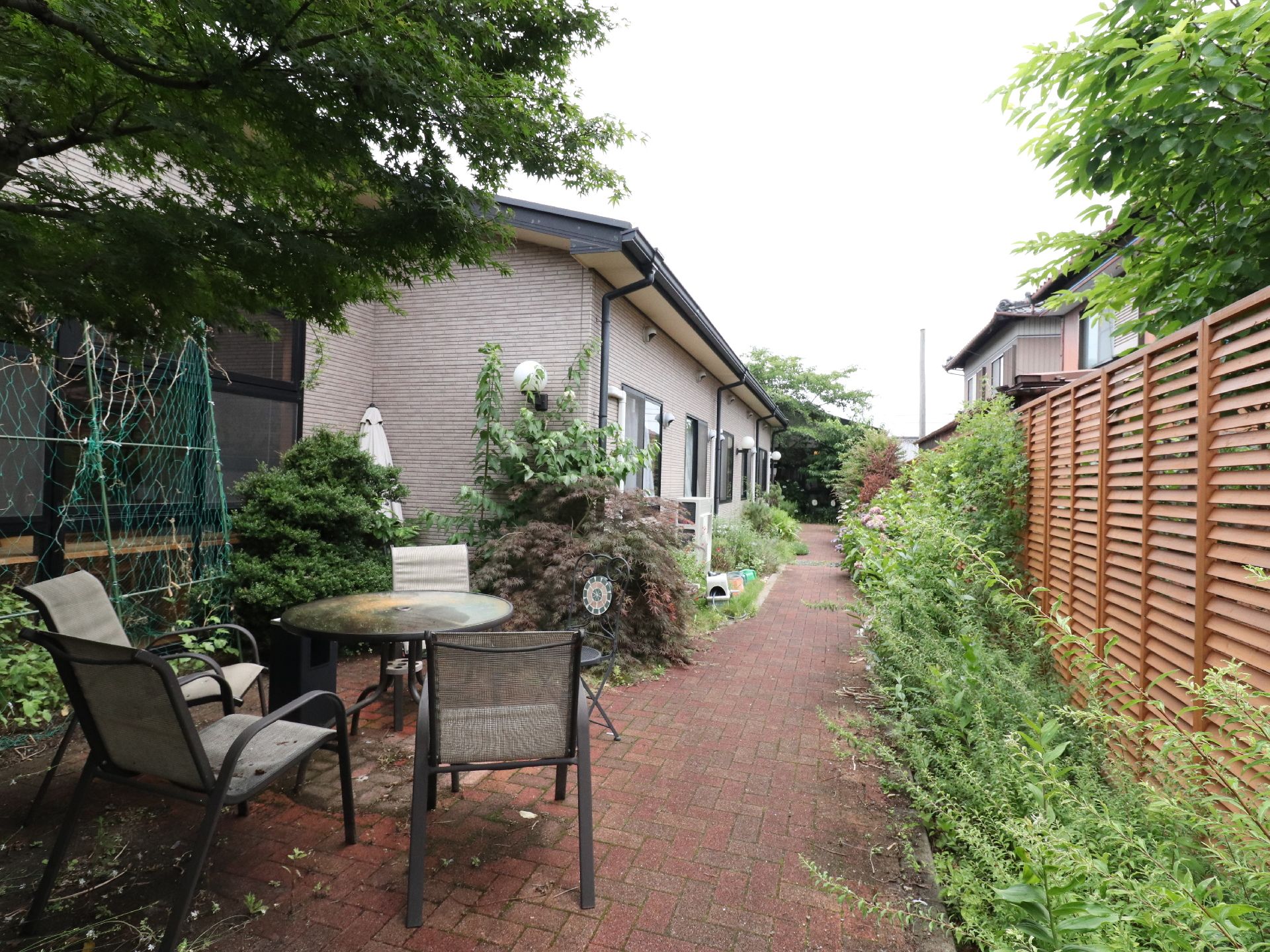 散歩道の途中に休憩できるスポットがありくつろぐことが出来るようになっている。花や木を眺めて心身をいやすこともできる。