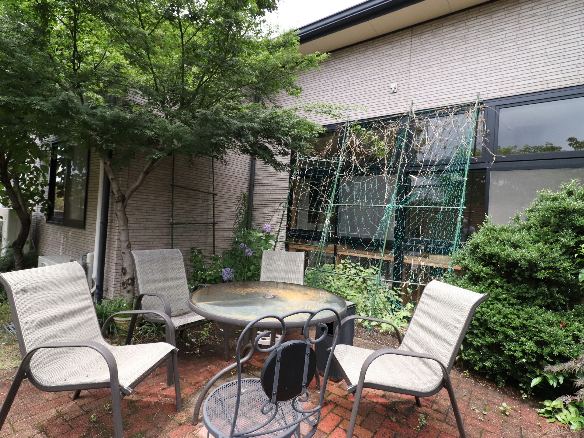 ベランダにはおしゃれなイスやテーブルが設置されている