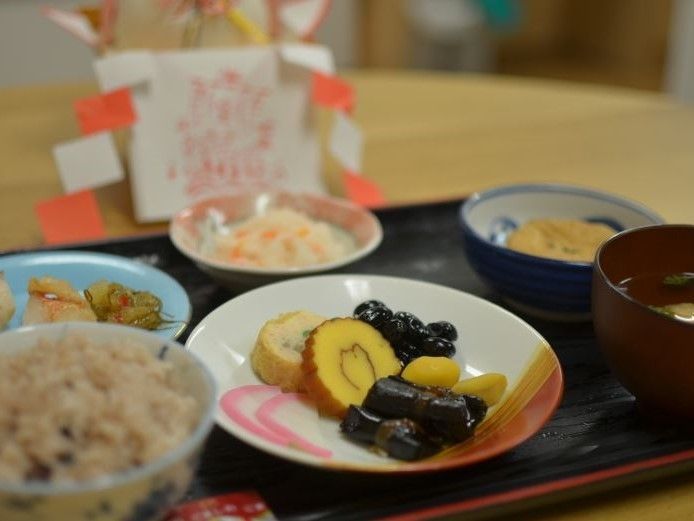 永遠の郷のお正月の食事。お膳に並ぶお節料理。