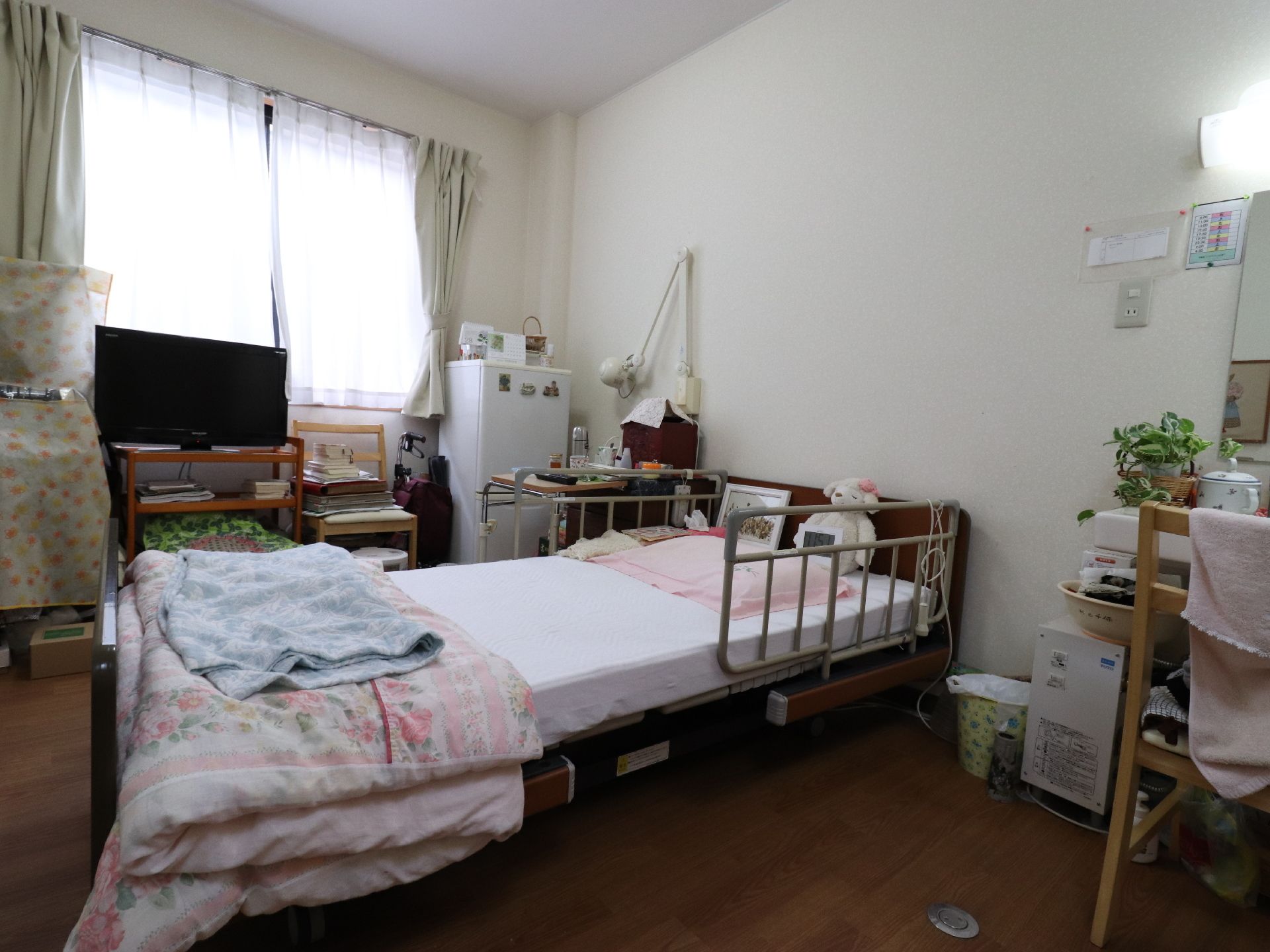 こちらは個人の冷蔵庫、テレビ、棚などが多く設置され、綺麗に自分好みに飾られアレンジされた居室になっている。