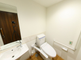 清潔で明るいトイレの内部