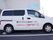 施設の駐車場に施設名称が入った車が停められている。建物の前に設置されている。車椅子用の駐車場所もある。