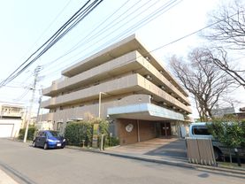 広々としたエントランスなので、車椅子の方も余裕を持って利用出来る。壁際に手すりがあるので安全性も確保されている。