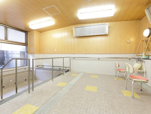 明るく開放的な大浴場