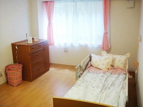 ソラスト鶴見緑地の居室。女性らしいピンクを基調としたお部屋。