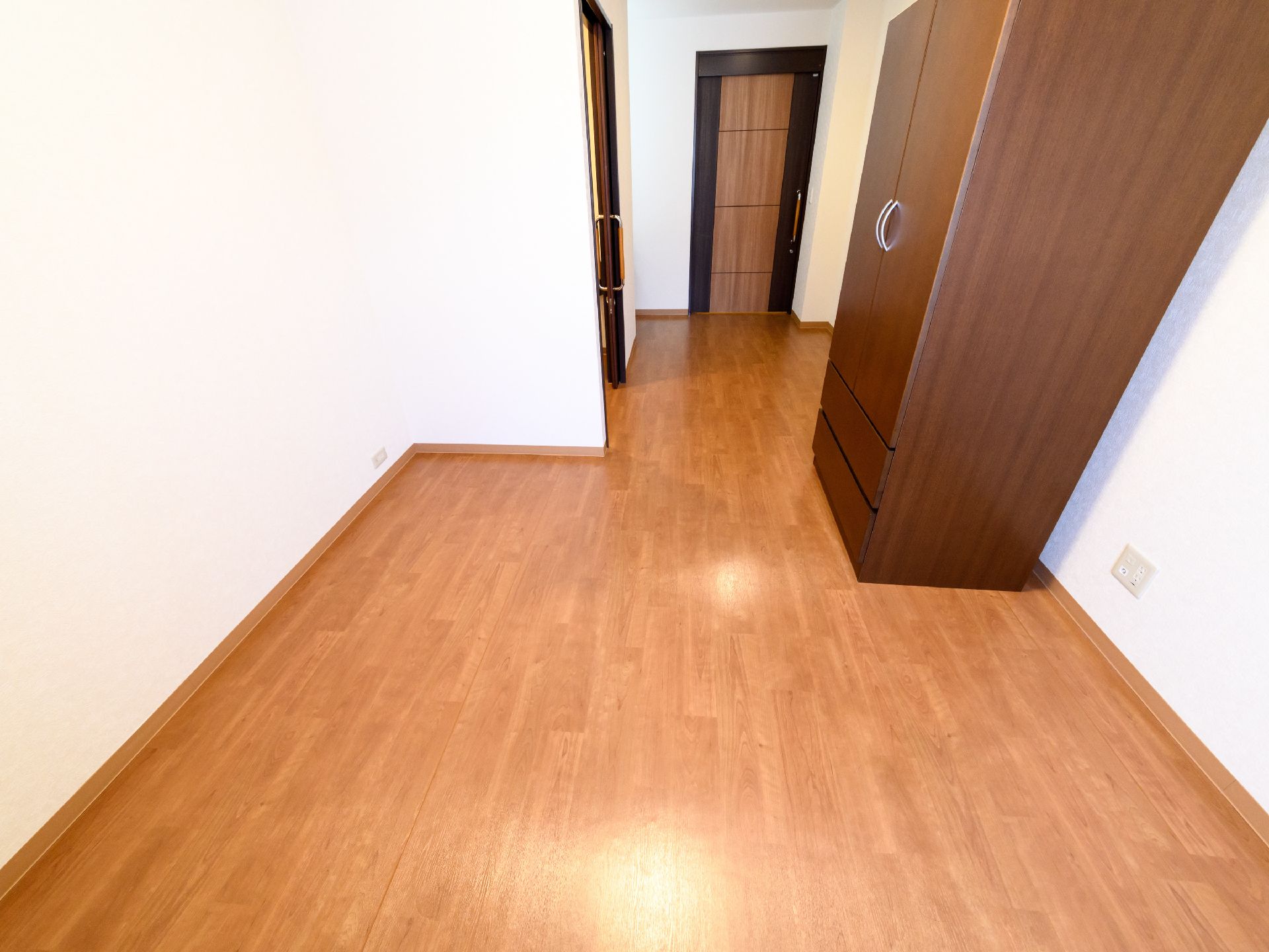 居室は、ワンルームというコンパクトな部屋になっている。居室の扉は出入りがしやすいように引き戸になっている。