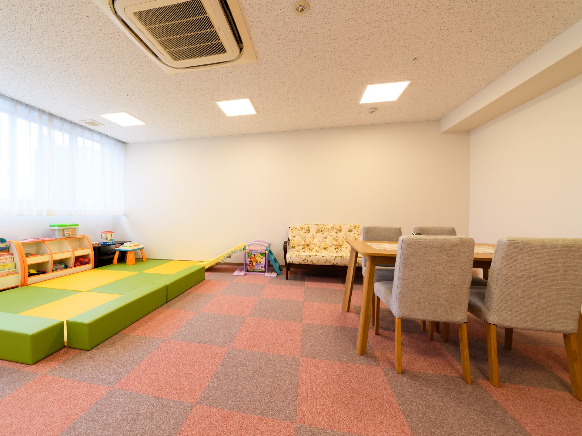 テーブルセットやソファーも設けられている。他人に気兼ねすることなく面会できる。リラックスして家族と会うことができる。