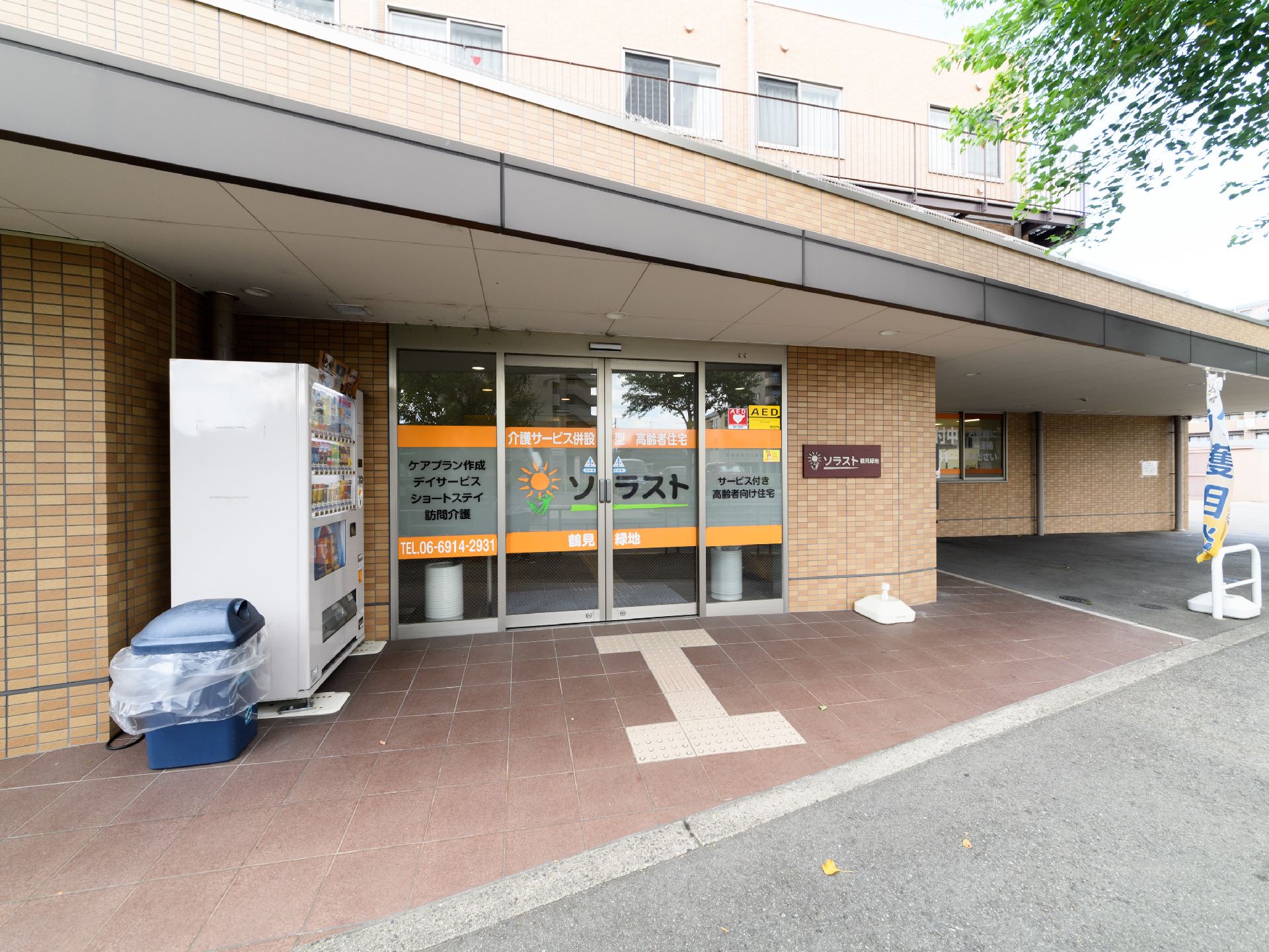 出入口周辺は、バリアフリーになっている。点字ブロックがある。自動ドアになっており、車椅子の方でも出入りが楽である。