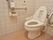 トイレは洗浄機能がついている。手すりが左右両側にあるので使いやすい。緊急用呼び出しボタンがついている。