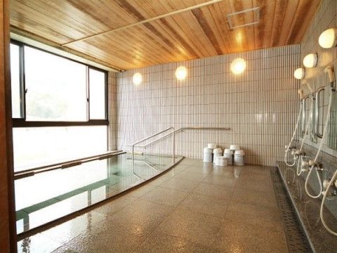 当施設の大浴場では、温泉をお楽しみいただける。窓が大きく広々とした空間で、ゆったりと疲れを取っていただける。