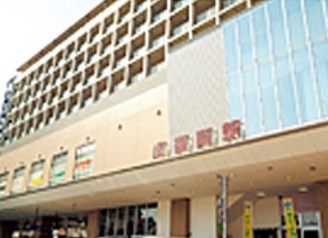 当施設の近くにある駅である。遠くにお出掛けする際も便利で、駅ビルに入っているお店で買い物をすることもできる。