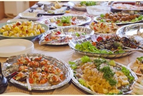 彩り良く盛り付けたお食事の一例である。バイキングでは、おかずの品数が多く、さまざまな料理を味わっていただける。