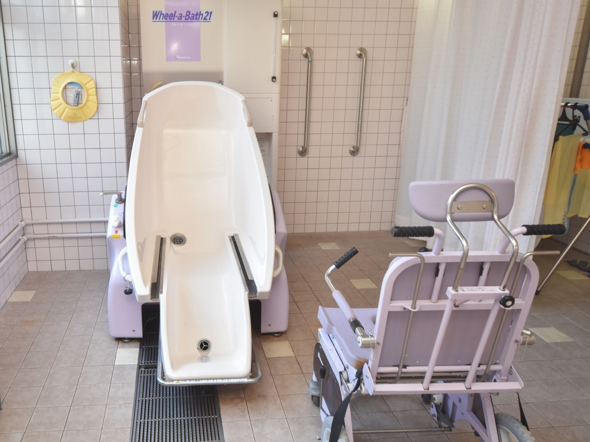 自立が困難な場合でも座ったまま入浴できる介助用の浴槽がある。椅子に乗ったまま体を洗ったり、浴槽につかることができる。