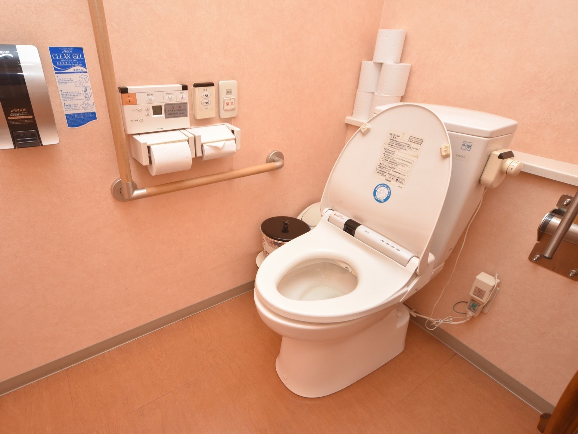 トイレの左手側には可動式の手すりが設置され、用途に応じて使い分けができ便利である。ゴミ箱があり、トイレを清潔に保つことができる。