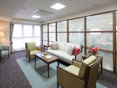 リハビリホームグランダ甲子園弐番館の1F エントランスラウンジ。緑を基調としているので爽やかな印象。