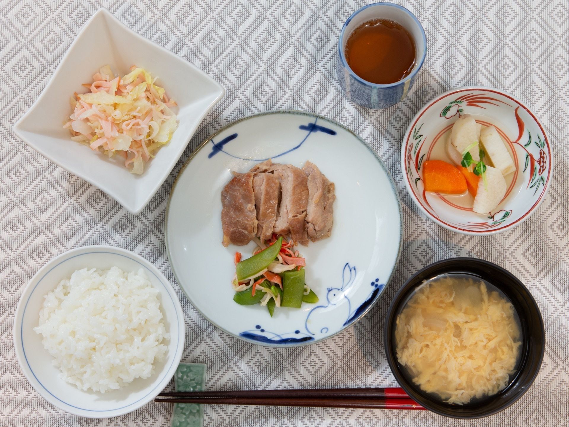 ご飯と一汁三菜のそろえられた、栄養バランスの整った食事