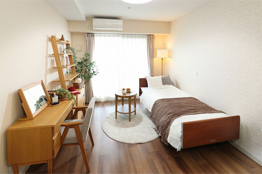 アイランド型のキッチンや食器棚が置かれたティールーム