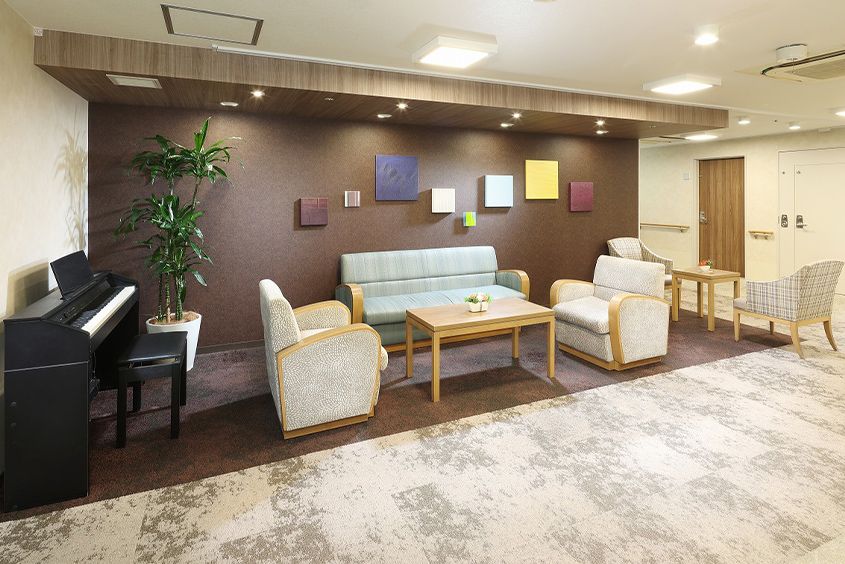 グリーンやブラウンなど、落ち着いた色味の家具で統一された個室