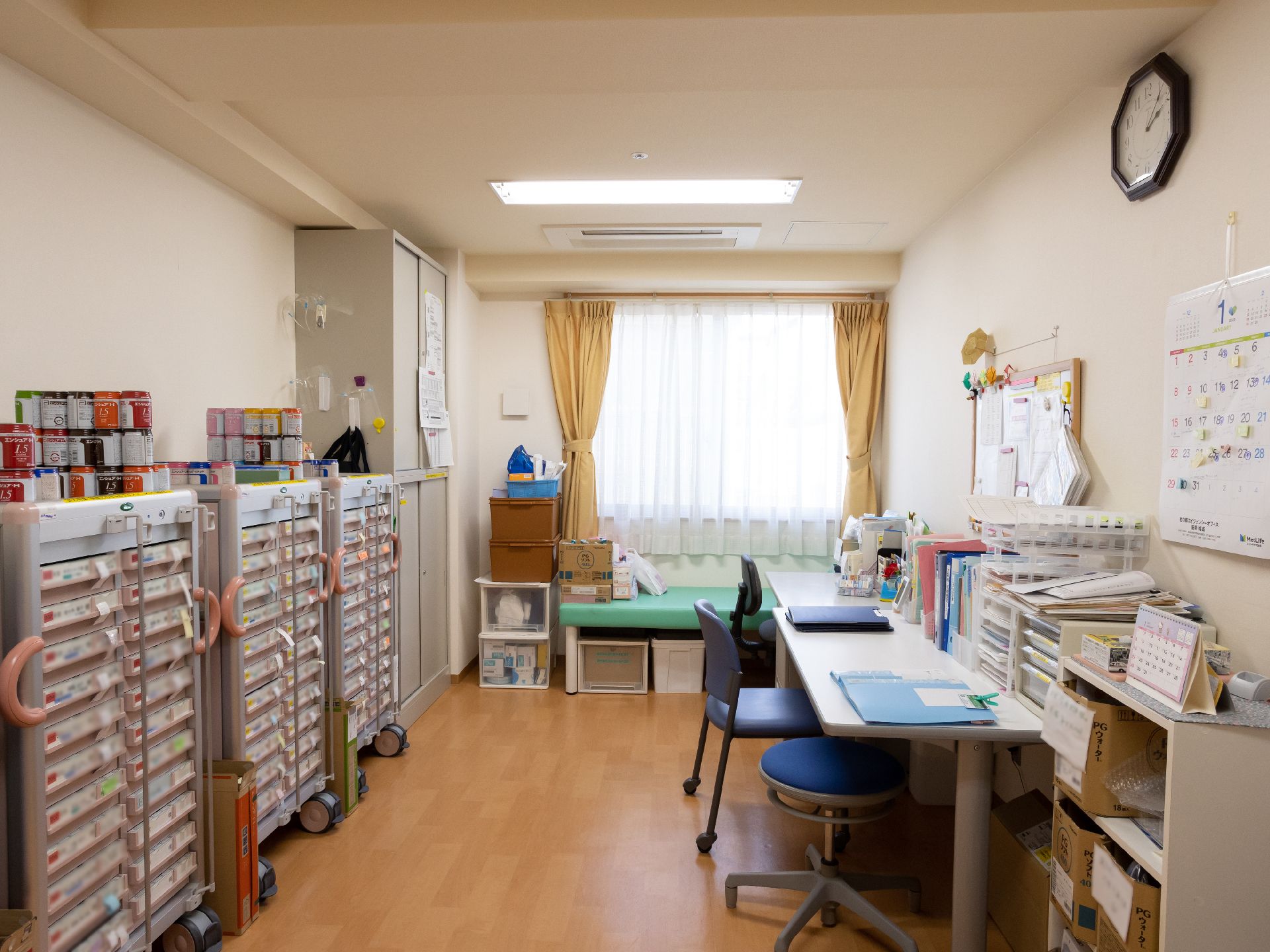 デスクや棚が配置された健康管理室