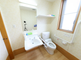 明るい個室のトイレスペース