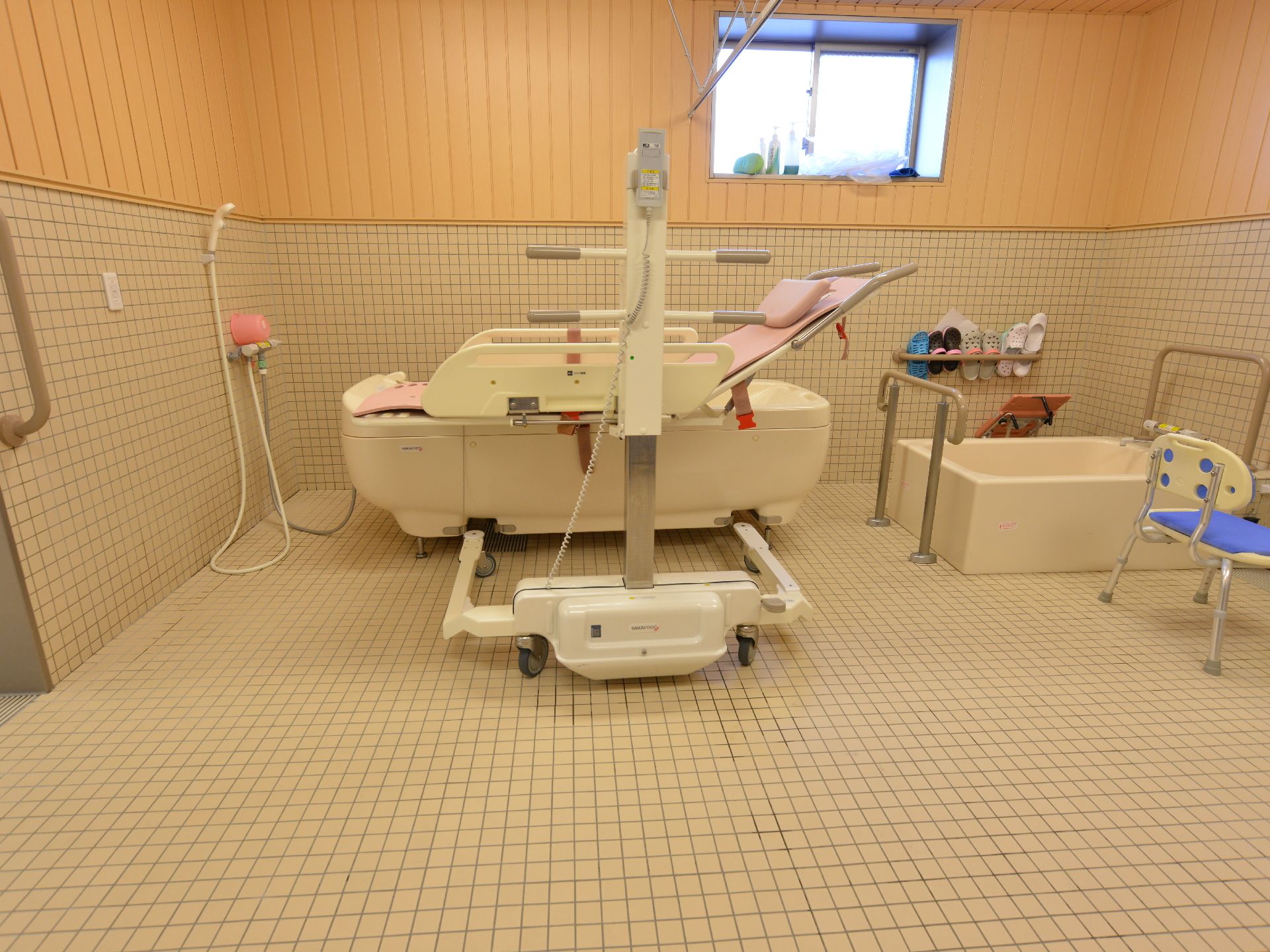 寝たままでも頭を洗ったり、体を洗う事ができるよう工夫された椅子がある。気持ちよく入浴できるよう工夫が多く見られる。