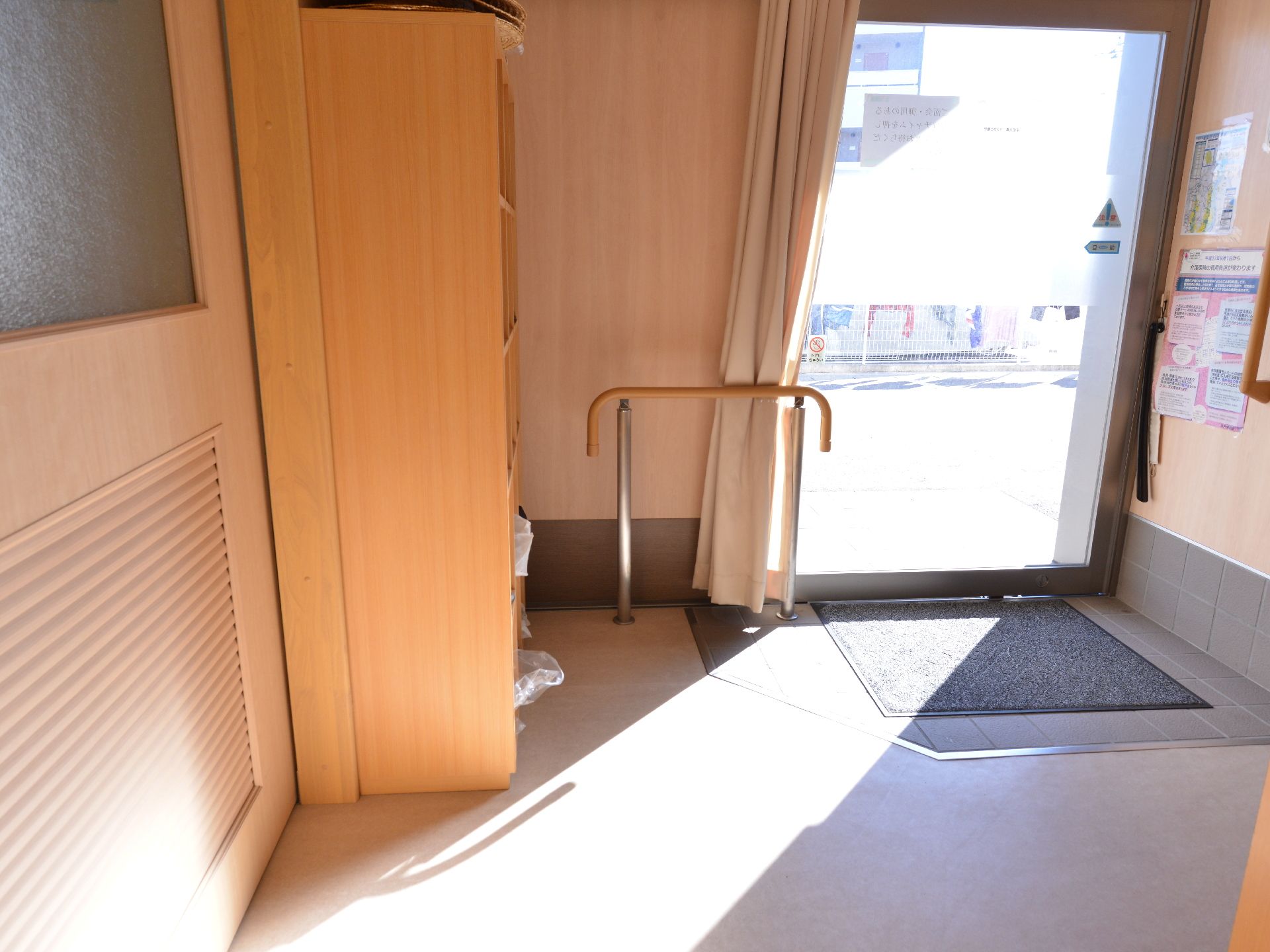 入り口のドアは自動ドアとなっているので、握力も体力も必要としない。左手には手すりがあり、安全な歩行をサポートする。