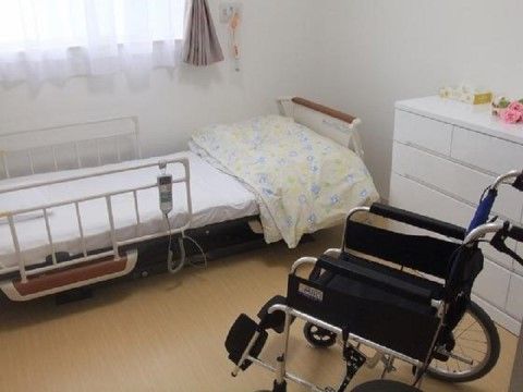 リモコンでリクライニング可能なベッドが設置された居室
