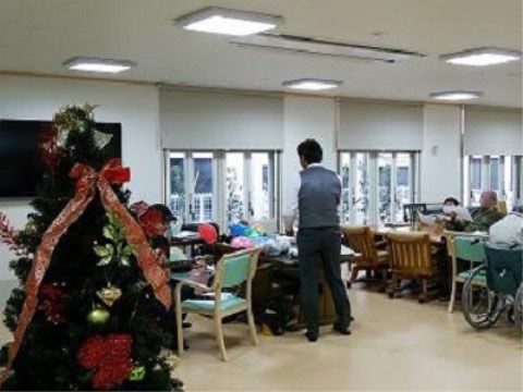 クリスマスツリーが飾られた、季節を感じることができる共有スペース