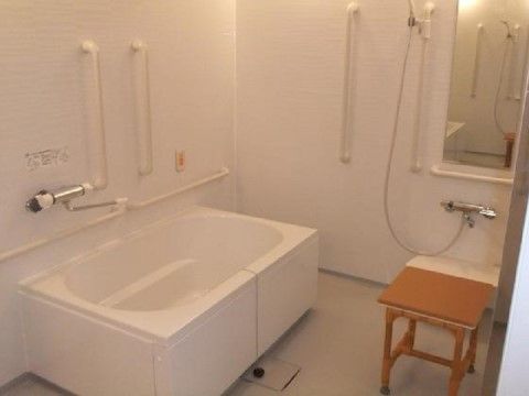 浴室には機能性を考えた取っ手が複数ついている。立位で肩の高さ辺りには、縦向きの棒があるため掴まりやすい。