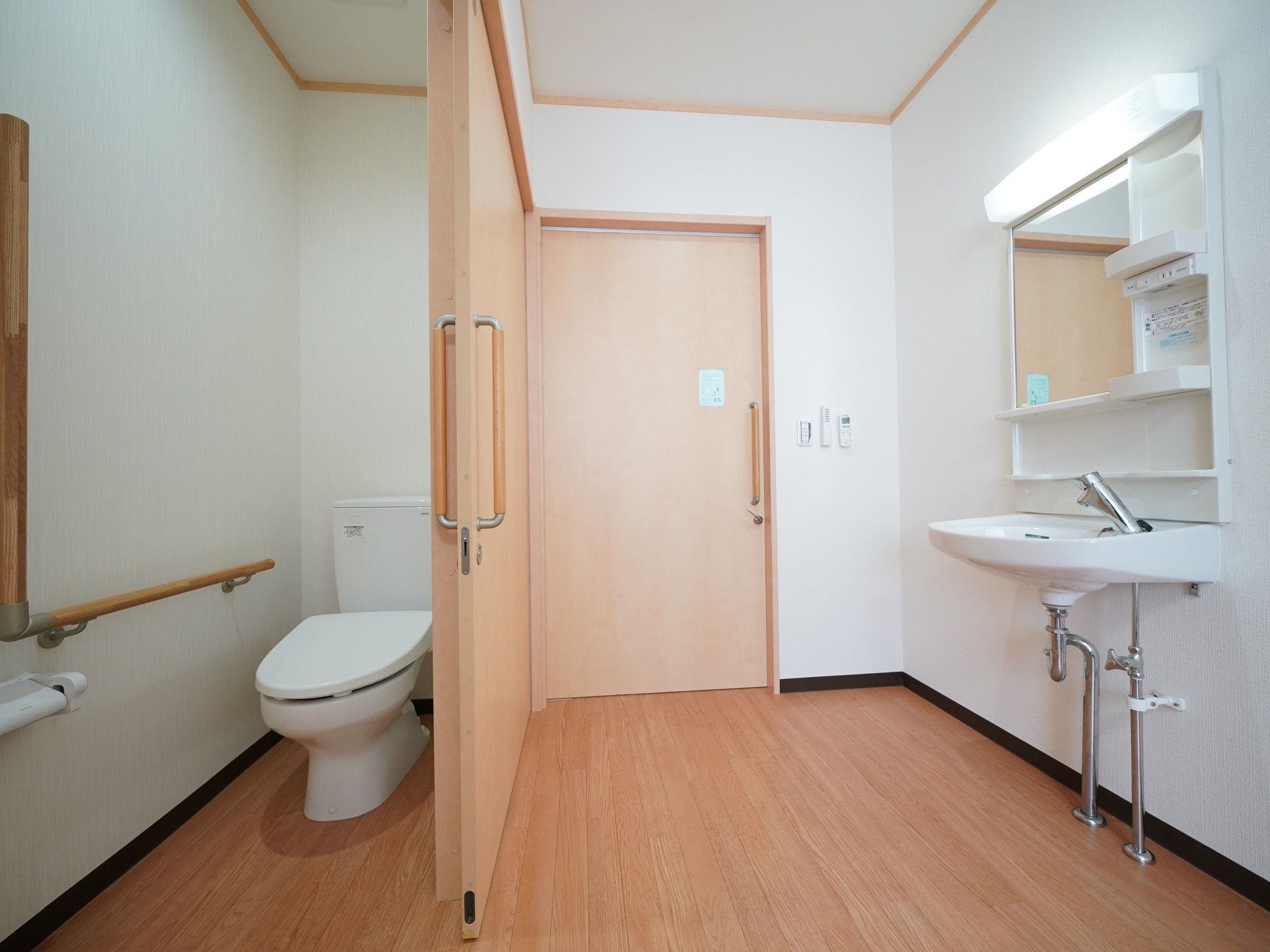 居室内にトイレが備えつけられており、トイレの近くに車椅子のまま使うことができる洗面台が設置されている。
