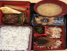 メンチカツやごぼうサラダ、焼そばと味噌汁の付いたメニュー