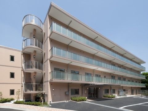 施設までの交通の便が良く、アクセスが非常に便利である。１階には広い駐車場とエントランスがあり、車での乗り入れも楽に行える。
