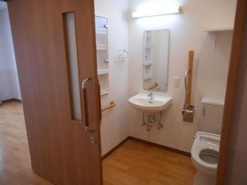 部屋の洗面台やトイレなどの水回りは、バリアフリーで広い造りになっている。介護が必要な入居者様でも安心して利用することができる。