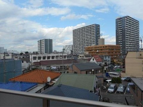 東側の眺めは最高で、街並みやビルが一望できる。夜には、家々の明かりが光って、素晴らしい眺めを楽しむことができる。