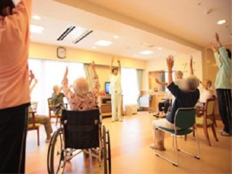 広い共有スペースで楽しむ、気軽に体を動かすことができるレクリエーション