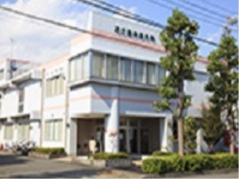 白にピンクのラインが入った特徴的な建物は、アクセスがしやすい街の中にある。中規模の病院で、やや重症度の高い病気にも対応できる。