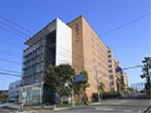 大学のメインキャンパスで、校舎のほか学生寮、グラウンドなどを含めると33の施設がある。敢えて門や柵を設けていない。