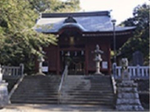 神社は森の中にあり、静かで厳かな雰囲気を感じさせる。本殿の前の階段は幅広で、人が多くても行き交いがしやすい。