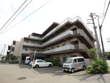 駐車場側から見た施設の外観。ベースになっている茶色とベージュが、見る人に落ちついた印象を与えている。